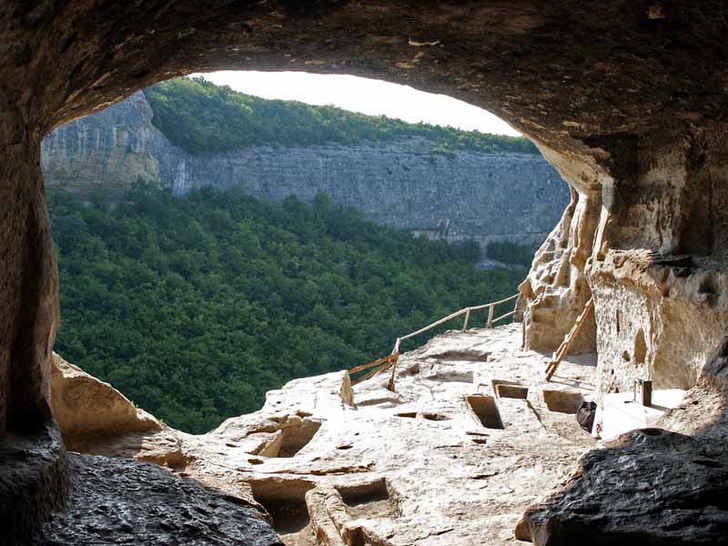 Для более разнообразного отдыха в Песчаном посетите пещерные города Бахчисарая