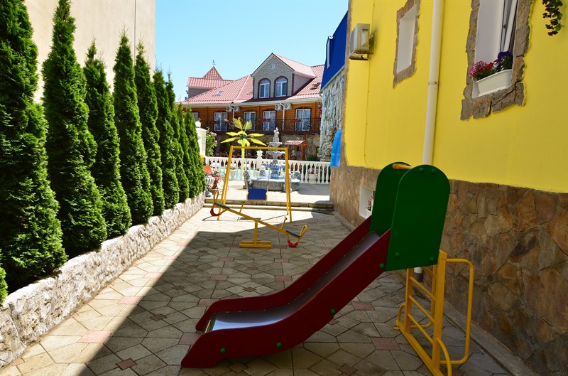 Детская площадка в отеле Песчаного